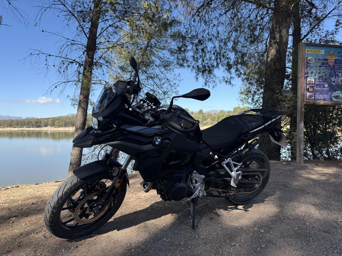 Rutas en moto por la Costa Tropical: curvas, miradores y pueblos blancos