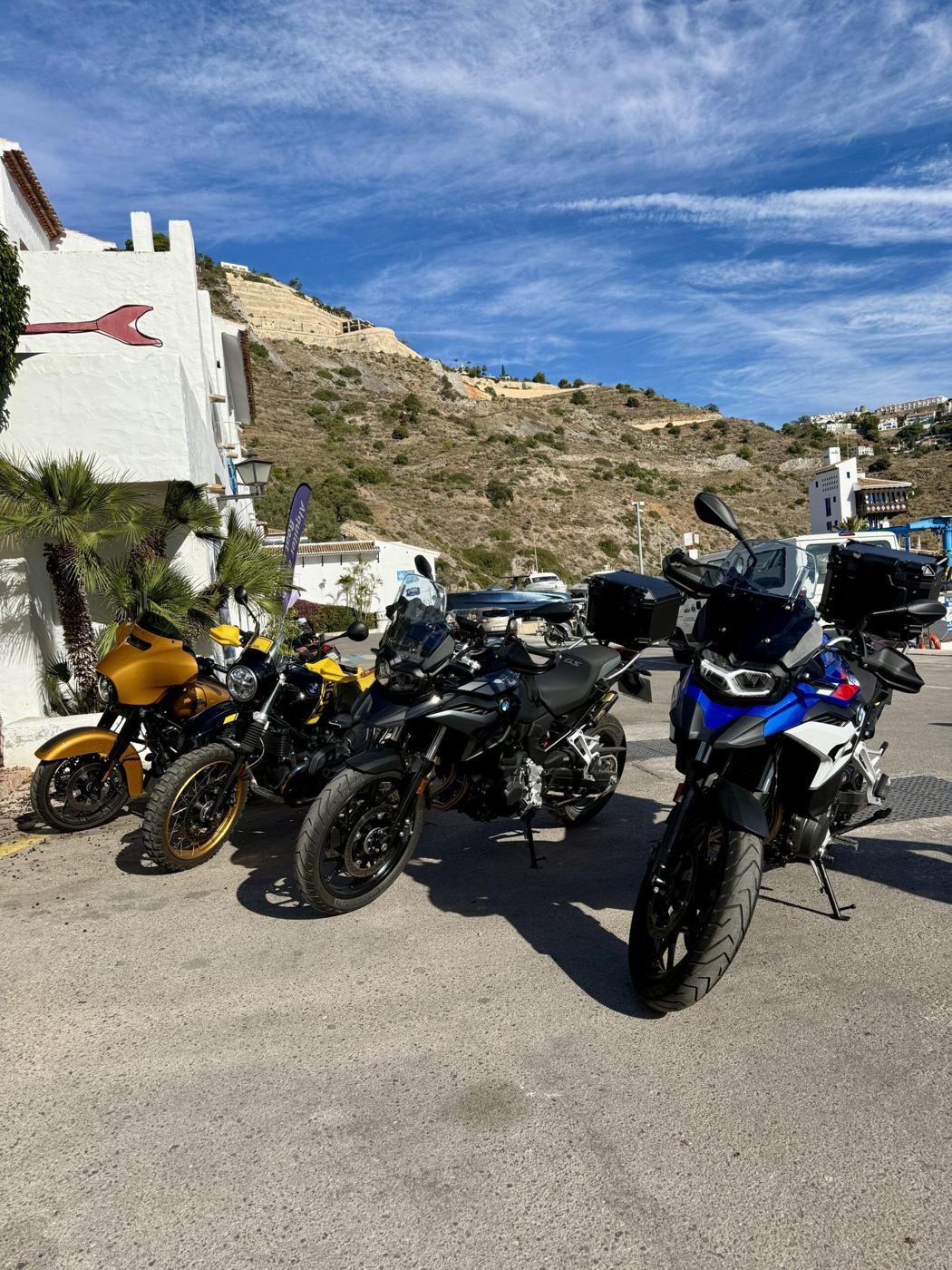 Rutas en moto por la Costa Tropical: curvas, miradores y pueblos blancos