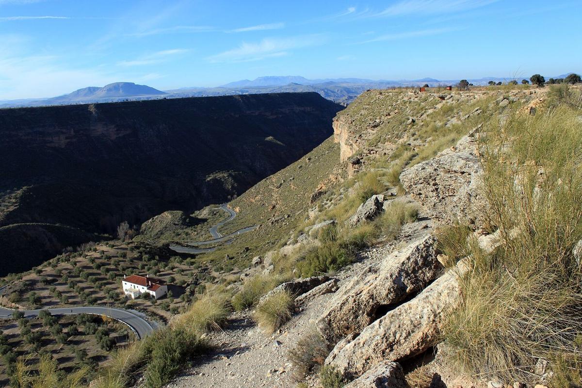 Ruta en Moto desde Granada al Desierto de Gorafe: Aventura Mixta por Quentar, La Peza y Vuelta por Iznalloz