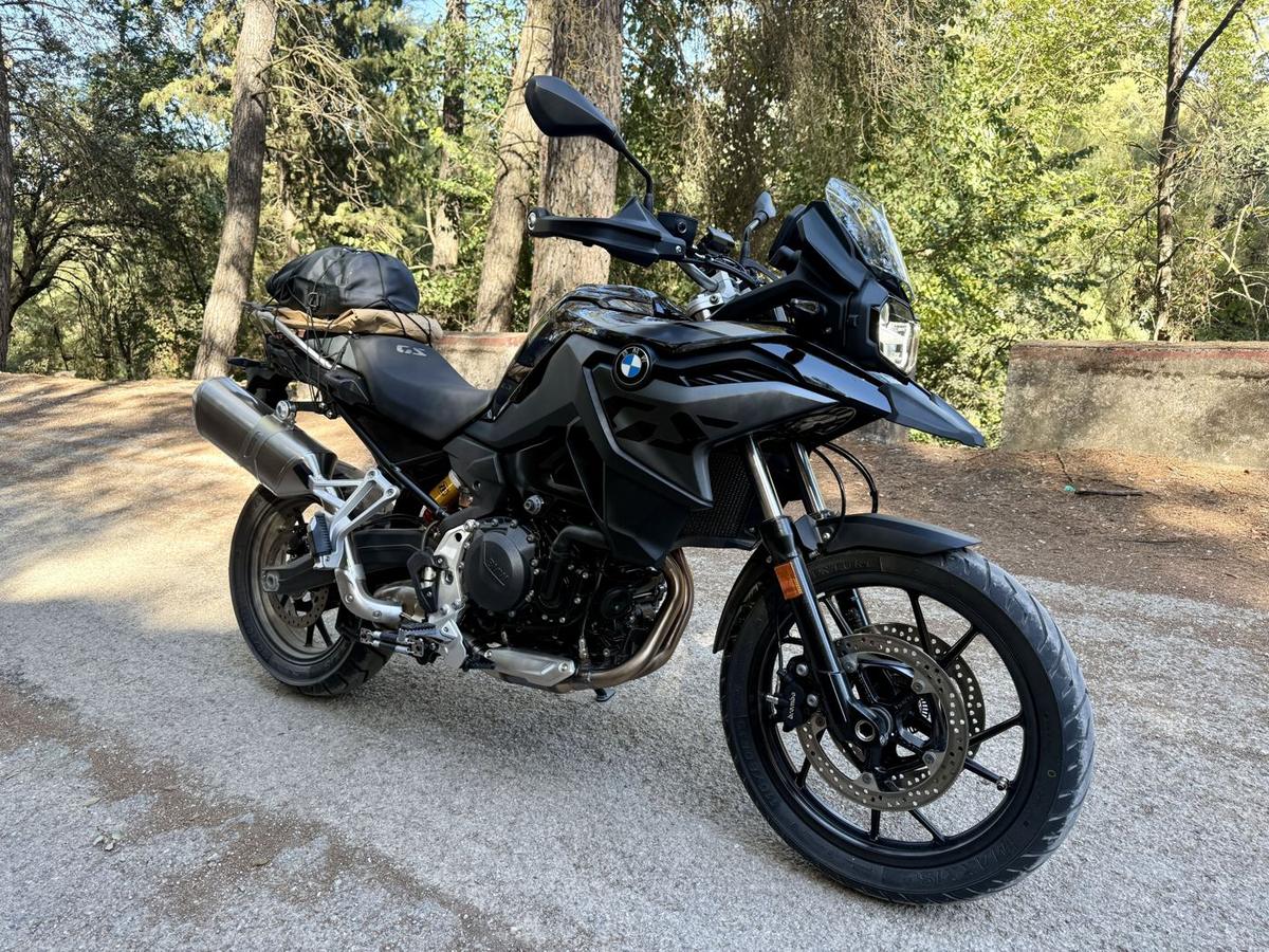 BMW F 800 GS sur une route de montagne de Grenade