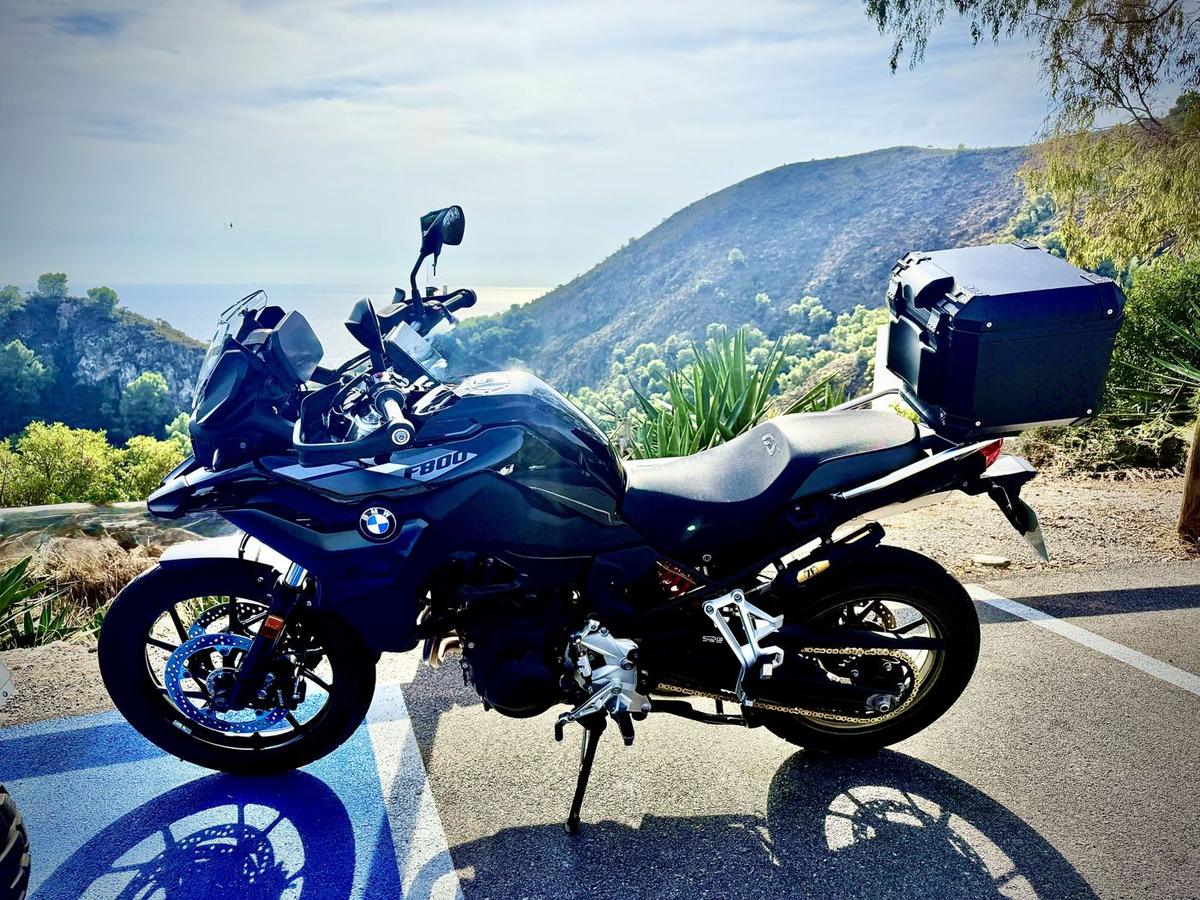 BMW F 800 GS garée lors d'une balade en Andalousie
