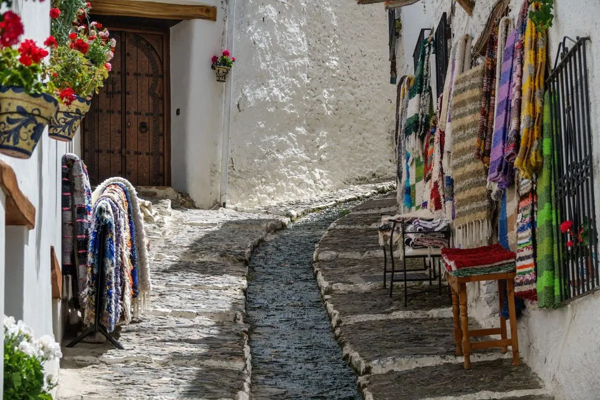 Ruelle d'un village de l'Alpujarra lors d'une balade à moto